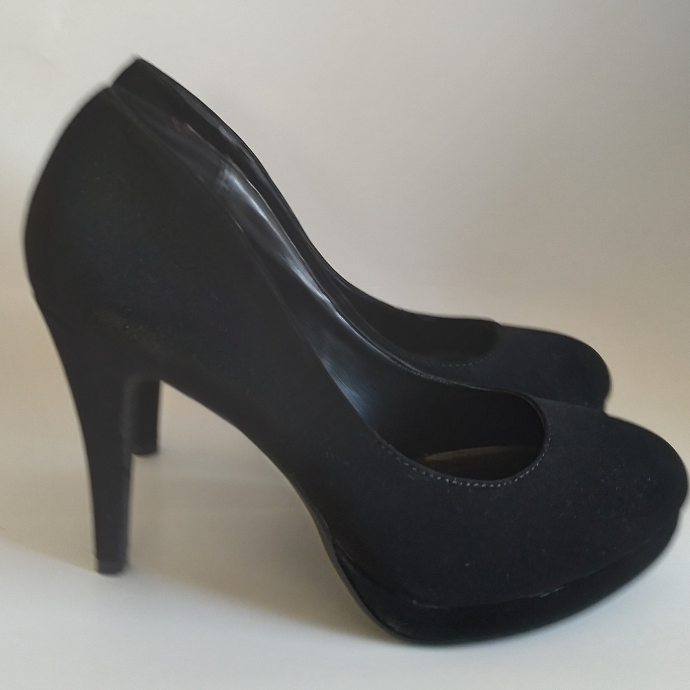 Black Newbuck Pumps Heels Size 7.5